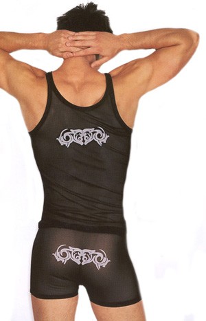 Camiseta y short con tribales traseros