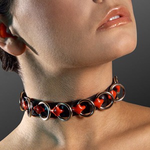 Collar con Cinta de Cuero Roja y Anillas
