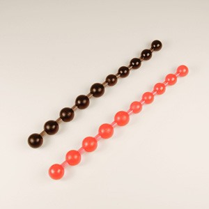 Tira de bolas anales disponible en rojo y negro.
